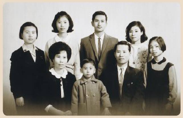 Ảnh chụp toàn gia. Tôn sư Lư Thắng Ngạn lúc này còn bé đứng phía trước.